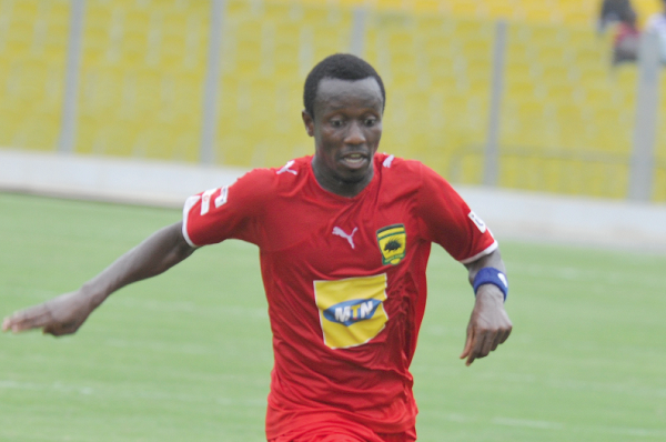 Michael Akuffo: Asante Kotoko midfielder signs one-year contract extension 