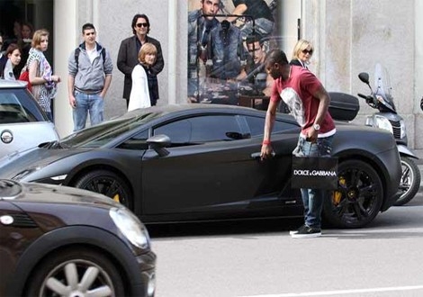 Sulley Muntari on the streets of Italy with his Lamborghine