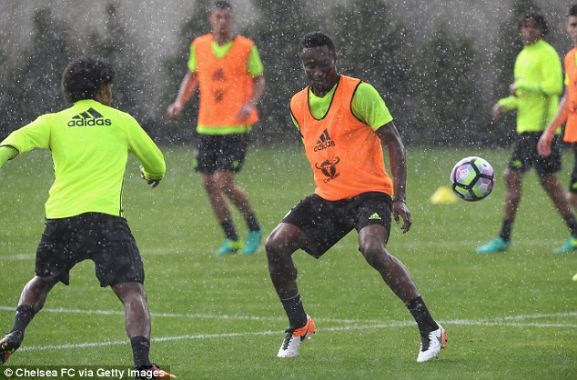 Mikel Joins  Chelsea Teamates For Pre-Season