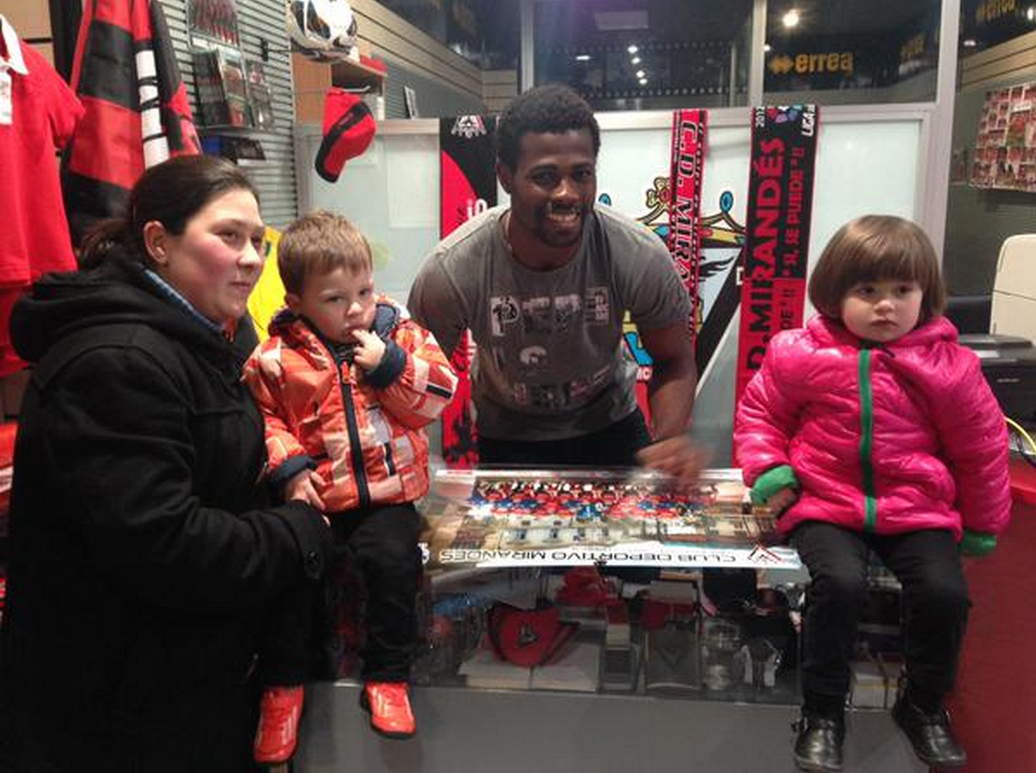 Razak Brimah interacts with CD Mirandes fans and signs autographs.