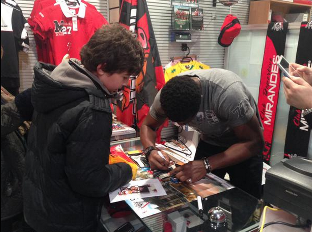 Razak Brimah interacts with CD Mirandes fans and signs autographs.