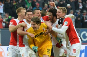 VIDEO: Augsburg keeper Marwin Hitz scores stoppage time equalizer